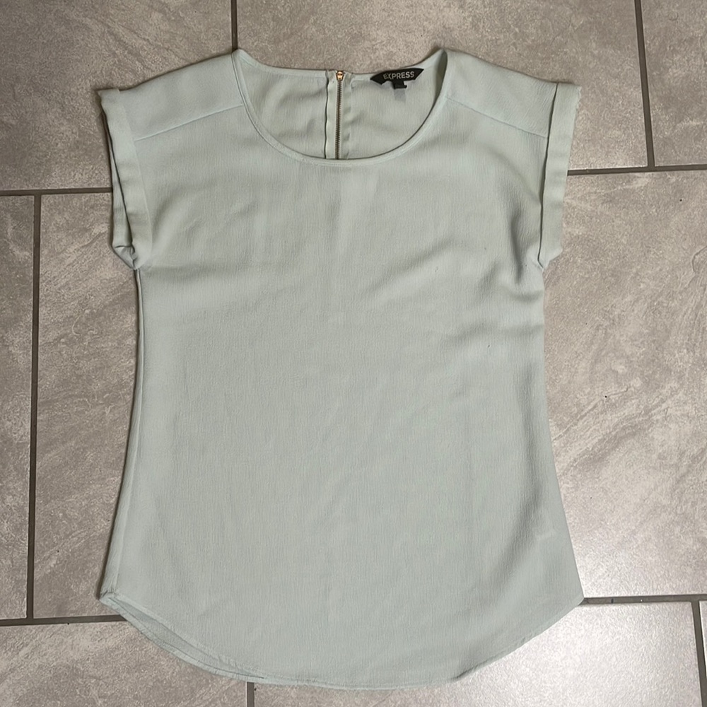 Express textured fabric zipper back blouse